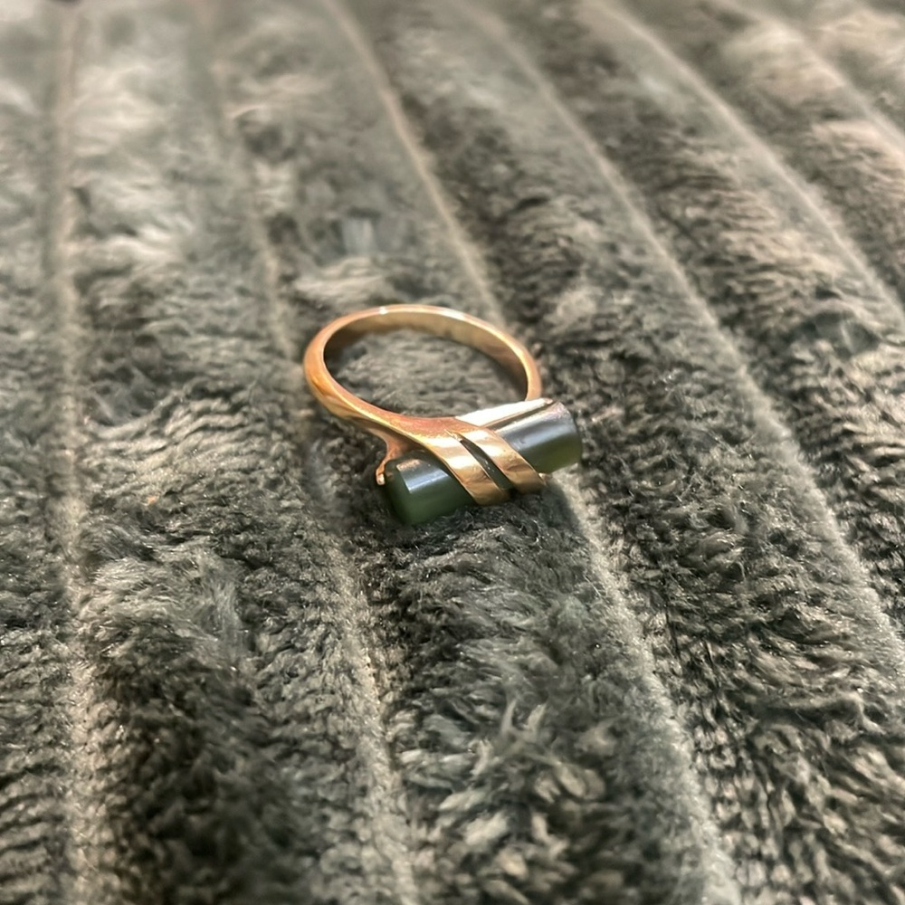 Avon Vintage Faux Jade Gold Tone Ring Size 6.25